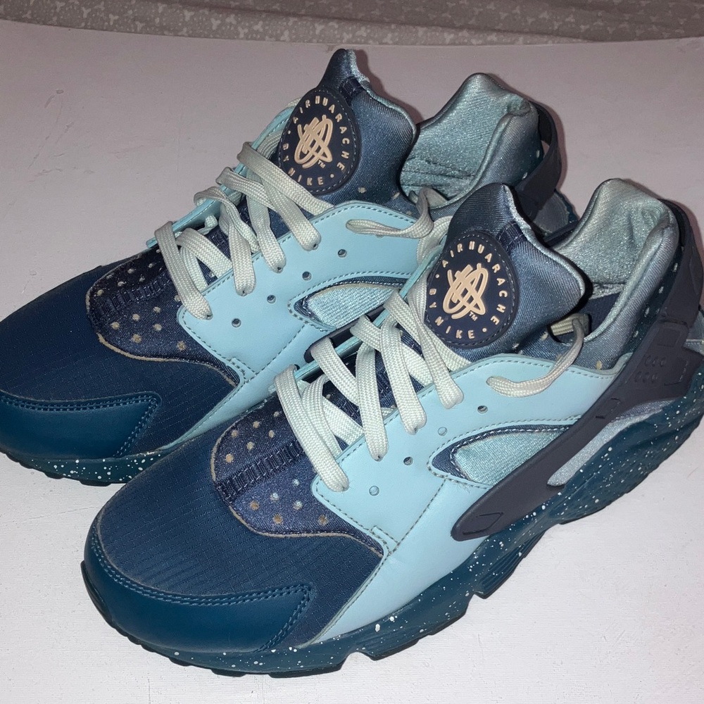 Nike Womens Huarache Teal and Navy Sneakers
